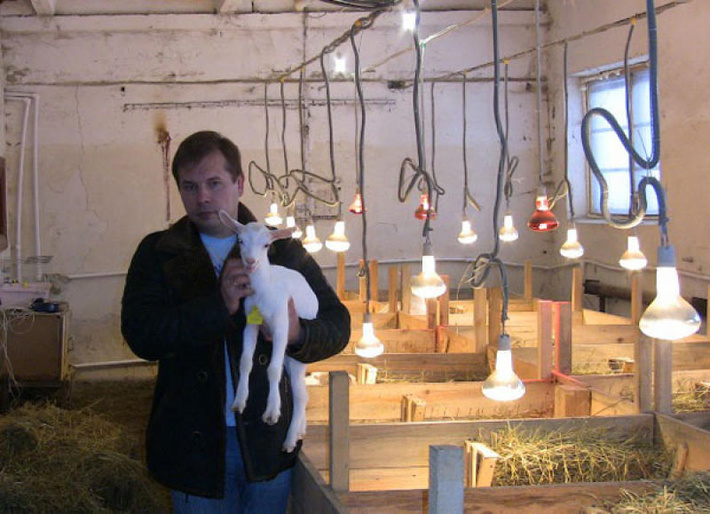  Хозяин фермы Сергей Балаев. Одну из козочек он обещал лично подарить Владимиру Жириновскому