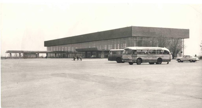 Архивное фото старого терминала