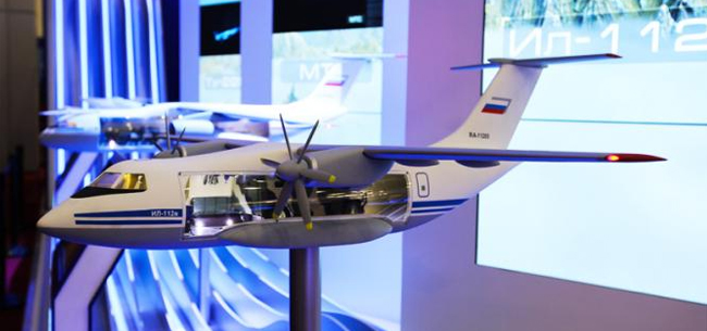 Макет самолета Ил-112 В на стенде Объединенной авиастроительной корпорации (Фото: Марина Лысцева/ТАСС)
