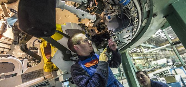 Сборочный цех Омского завода транспортного машиностроения на дочернем предприятии ОАО «НПК «Уралвагонзавод» (Фото: Евгений Курсков/ТАСС)