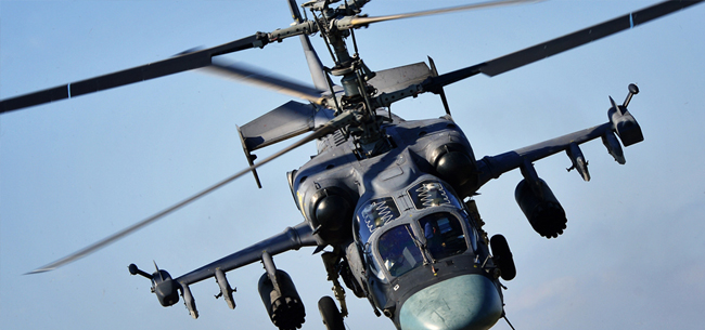 ЮРИЙ СМИТЮК/ТАСС Российский ударный вертолет Ка-52 "Аллигатор" во время посадки на авиабазе гарнизона "Черниговка"